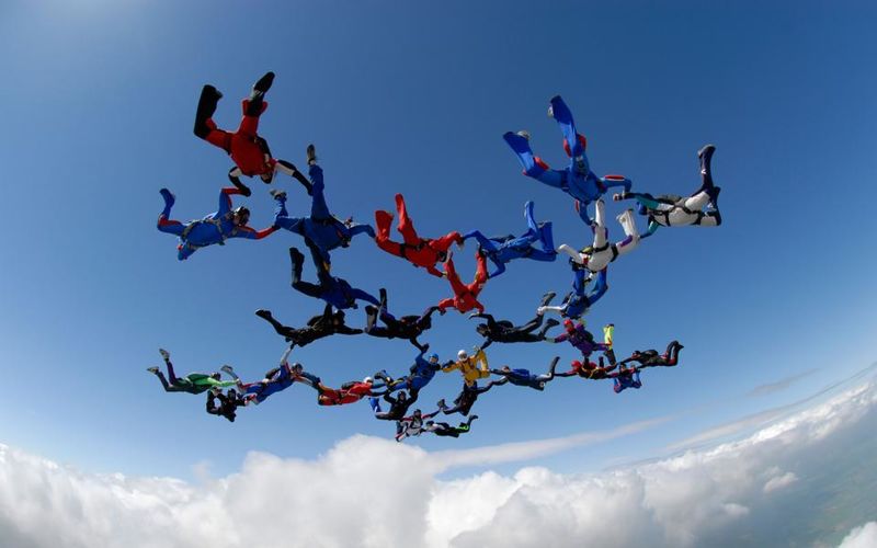 Bestand:Henny Wiggers Formation Skydiving 29way Teuge2008447330.jpg