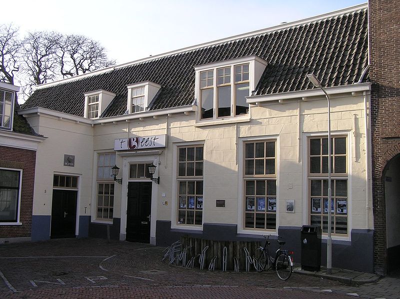 Bestand:Podium 't Beest (foto Wikimedia Commons).jpg