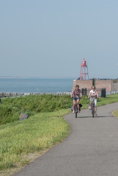Bestand:Women on bike green boulevard .jpg